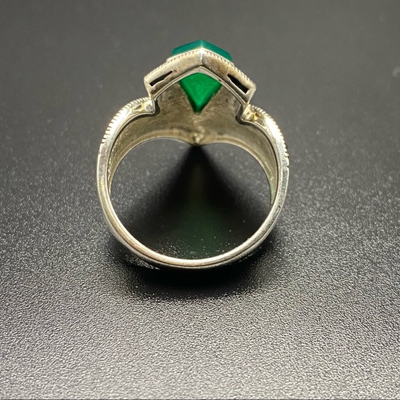 Sterling Silver Pointer Ring with Emerald Green Stone - Picture 8 of 16